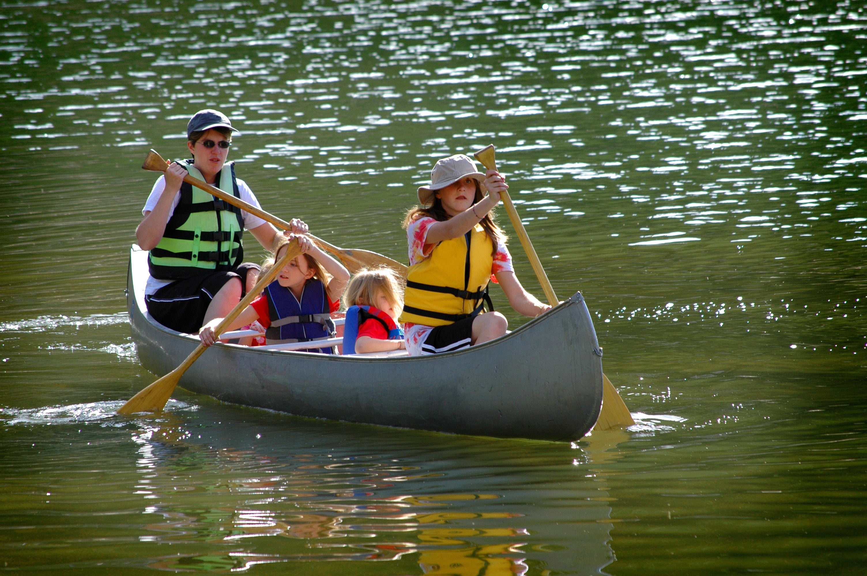 Туристы плыли по озеру на лодке